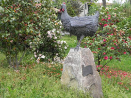 Scultura della gallina a Piverone in Piazza P. Lucca (44841 bytes)